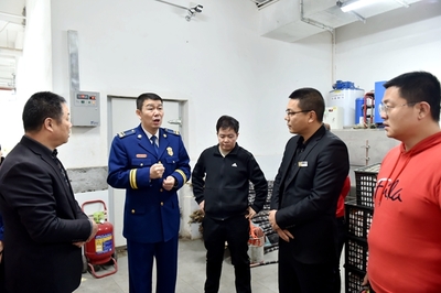 新疆昌吉15個(gè)消防檢查組集中開(kāi)展夜查行動(dòng)，筑牢消防安全防線(xiàn)